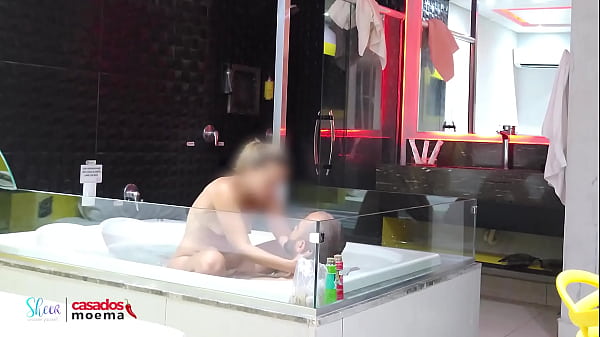 Putaria corre solta na banheira com a esposa do corno