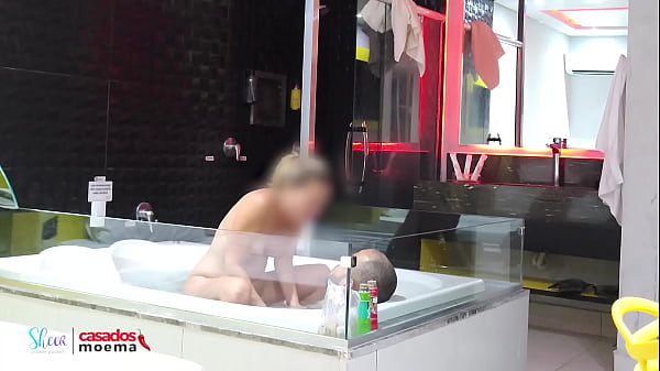 Putaria corre solta na banheira com a esposa do corno 