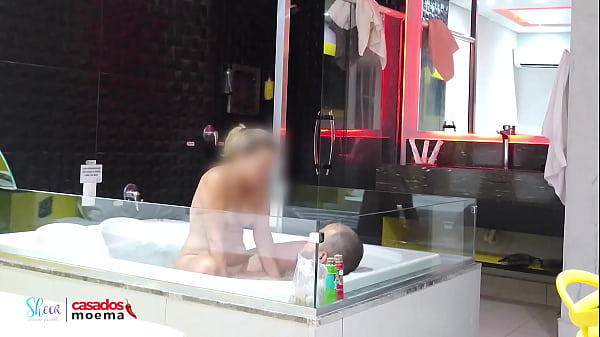 Play MP4 - PUTARIA CORRE SOLTA NA BANHEIRA COM A ESPOSA DO CORNO