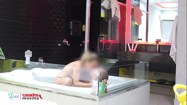 Putaria rola solta na banheira com a esposa do corno