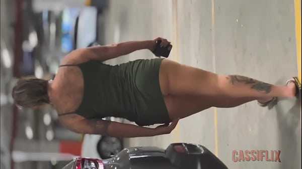 Play MP4 - Mostrei minha buceta para o boy dentro do carro e depois ele me comeu gostoso&period;&period; assista completo no cassiflix