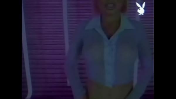 Nonton Sexy Babe Gets Her Boobs Out thumbnail