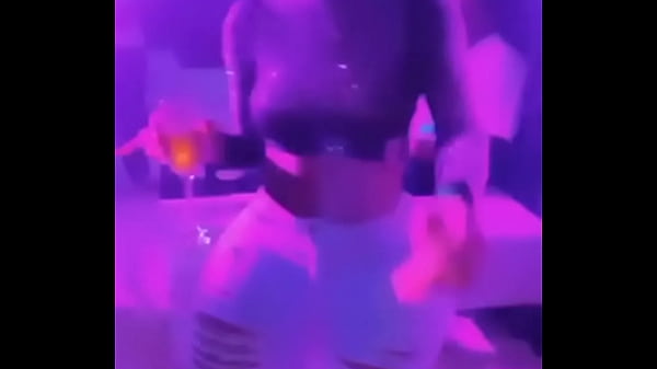 Gwendoline une pute de luxe se d&eacute;hanche pour vous