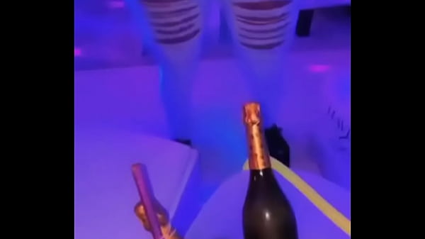 Nonton Gwendoline Une Pute De Luxe Se D&eacute;hanche Pour Vous thumbnail