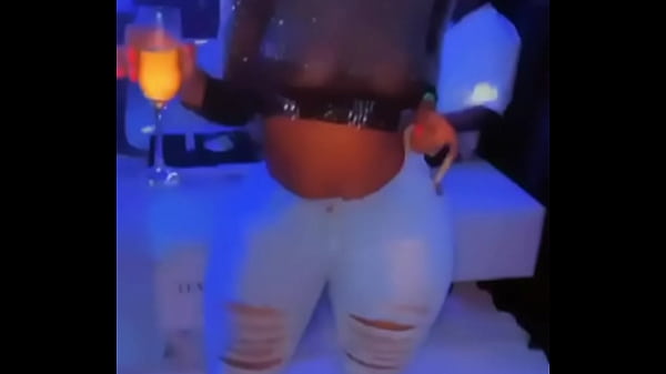 Gwendoline une pute de luxe se d&eacute;hanche pour vous