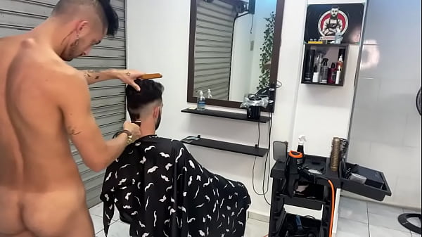 Barbeiro Satisfazendo O Cliente Co Aquela Mamada thumbnail