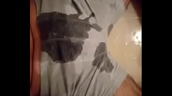 Play MP4 - Pissing underwear