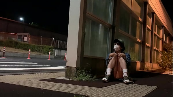女装子まゆちゃんが側道で恥ずかしそうにおまた開いてＭ時開脚パンツ露出 
