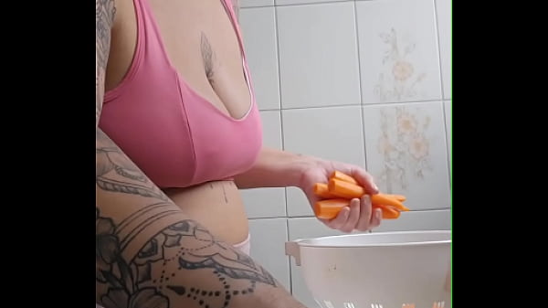 Vou chamar o vizinho pra almo&ccedil;ar aqui, coloquei um shorts bem apertado que racha a Buceta 