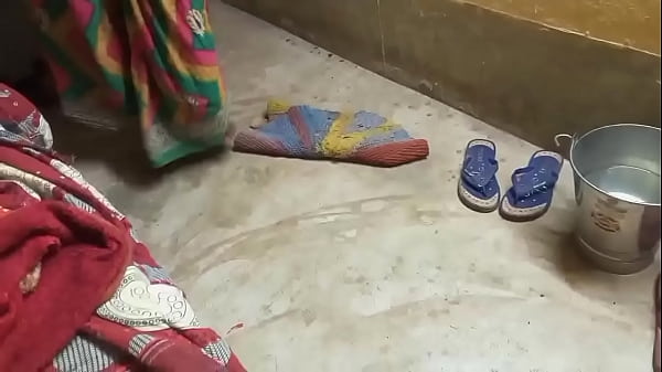 Play MP4 - नौकरानी को 500 रूपए देके चोद  दिया