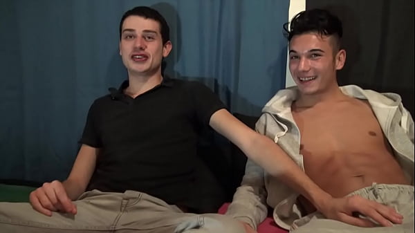 A 20 Ans Ce Mient Se Fait D&eacute;j&agrave; Remplir En Jockstrap thumbnail