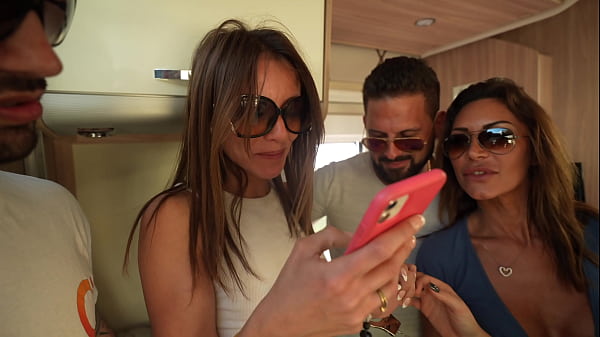 Il se fait pomper en conduisant le camping car