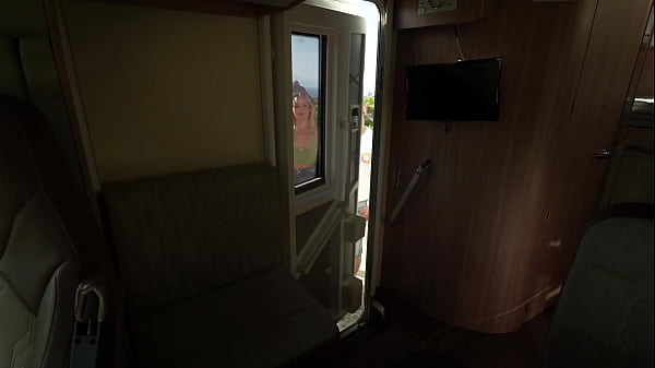 Il se_fait pomper en conduisant le camping car