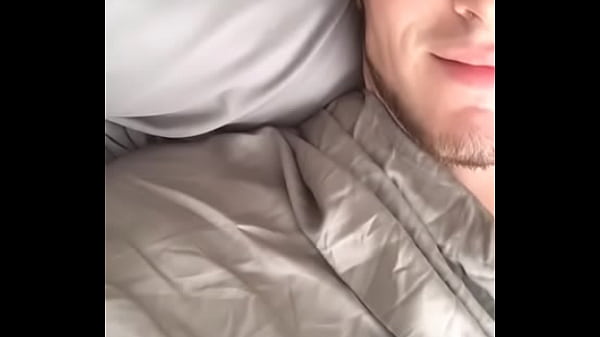 Chico guapo disfrutando de un pajazo 