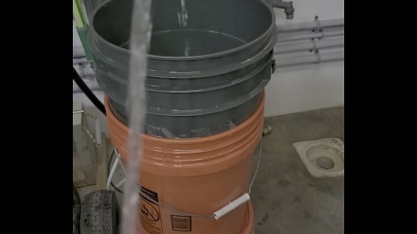 Play MP4 - Messy pissing