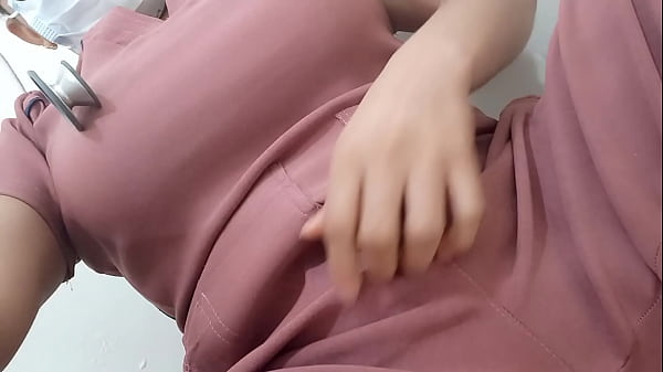 Play MP4 - vieja sucia de la limpieza hace porno casero en su lugar de trabajo&comma; ella cree que su cuerpo usado y sus tetas naturales&comma; puede con grandes penes y sexo intenso