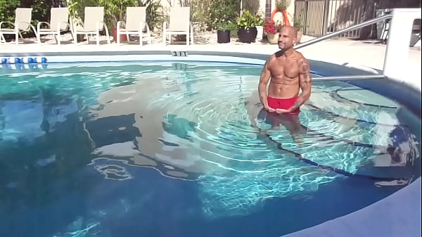 MAXXX LOADZ THEHARDBODY ITALIAN PORNSTAR FLEXING AT THE POOL