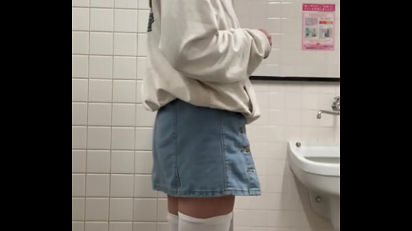 女装子まゆちゃんがハッテン場の帰りに多目的トイレでパンチラを自撮り撮影 