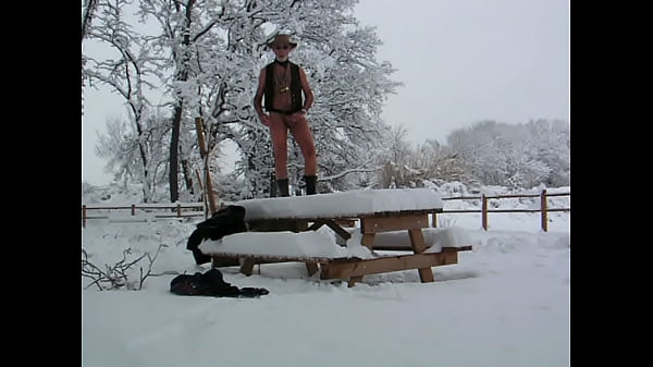 nu dans la neige sur une table de piquenique 