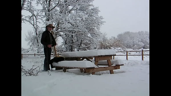 Nu Dans La Neige Sur Une Table De Piquenique thumbnail