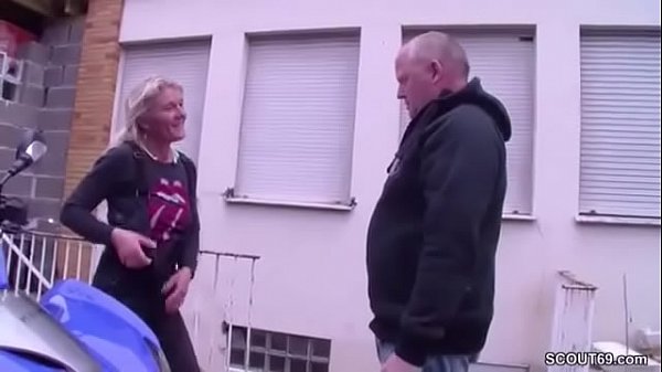 Play MP4 - Biker Mutti wird durchgefickt von Fremden auf ihrer Tour