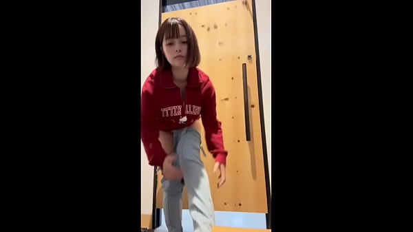 Nonton 【女子大生の休日の日のルーティン動画】試着室でオナニーして家で買ったジーンズにお漏らししました。 thumbnail