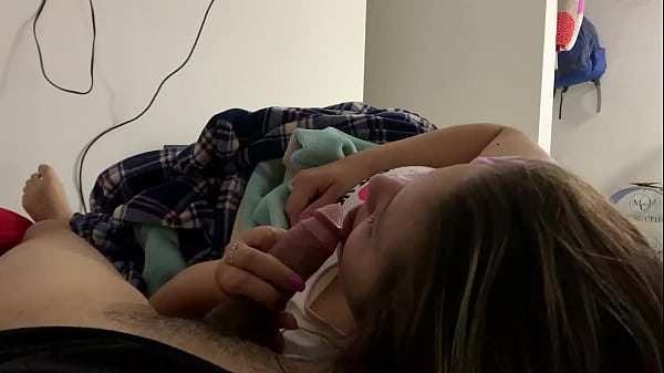 Mi hermanastra juegacon mi_verga mientras vemos unapelícula en micuarto