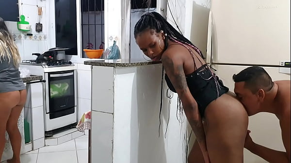 Play MP4 - Morando com o inimigo &excl;&excl;&excl; Fodi gostoso a melhor amiga da minha esposa na cozinha e a corna nem percebeu&period;  Paty Bumbum