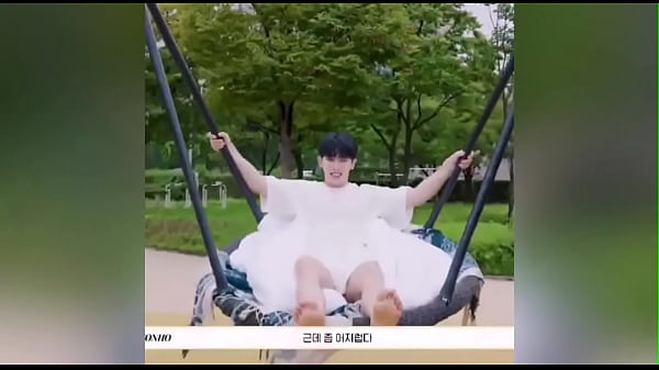 The way this man & his feet turn me on wonho 