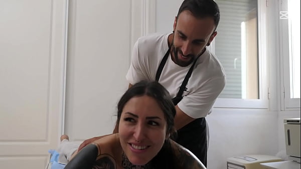 Play MP4 - Le doy un Masaje a mi clienta y acabamos follando sobre la camilla