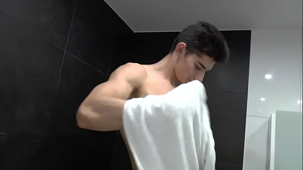 More pure eye candy with Jared Shaw, this time in a shower! More beautiful young body from every angle, more ripped 8-pack, and that nice round baseball biceps! "Do you want to wash my muscles?" I think we all do. 