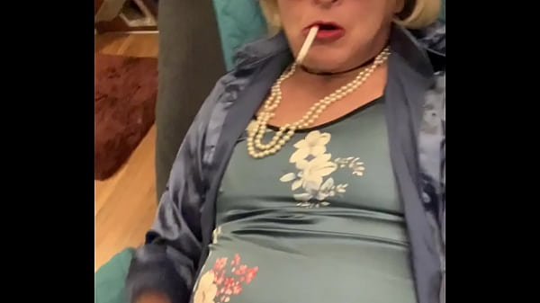 Play MP4 - CD Nikki sexy smoking in blue chemise