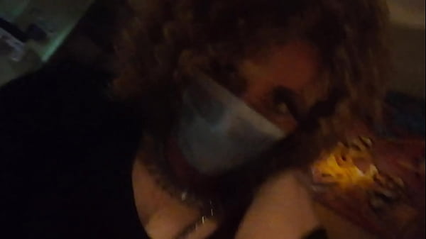 CD Zora se pasea excitada por casa