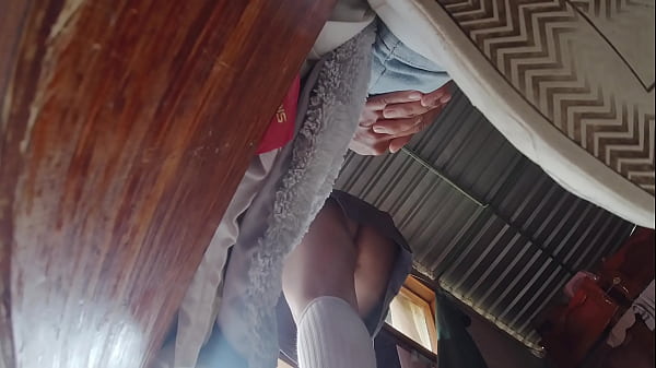 Play MP4 - estudiante culona calienta a su padrastro antes de irse a estudiar&comma; se deja levantar la falda para mostrar su ropa interior