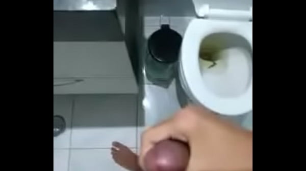 NEGRO GOSTOSO PELUDO GOZA MUITO MAIS MUITO GOSTOSO NA PRIVADA EM QUANTO SEU PAI NAO CHEGA EM CASA BATE SUA PUNHETA A JATO E ACABA GOZANDO MUITO GOSTOSO