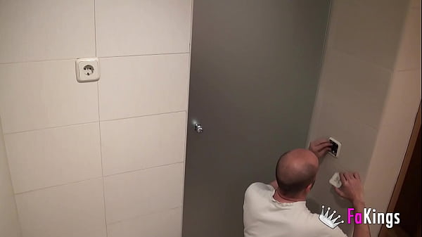 Play MP4 - Handyman required&colon; Where do I plug this&comma; ma'am&quest;