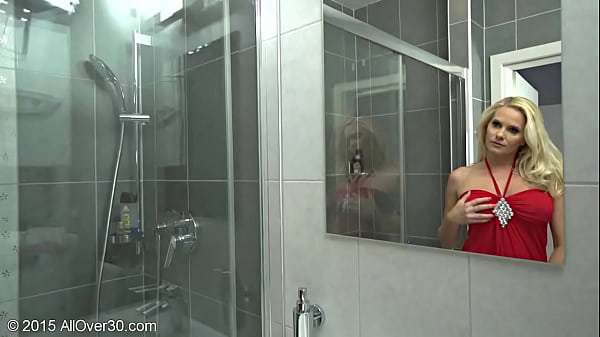 Lilly Peterson masturbates_in the shower