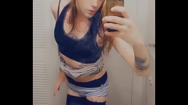 Sexy Shemale Lifts Her Miniskirt too Masturbate 