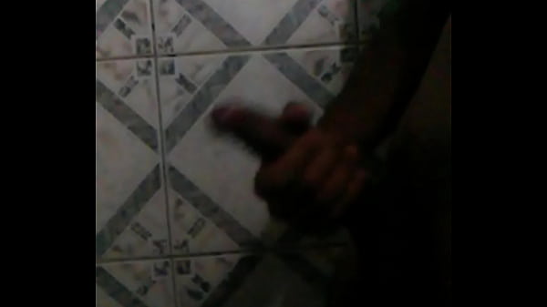 Punheta e gozada antes do banho