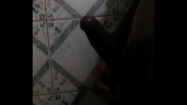 Punheta e gozada antes do banho