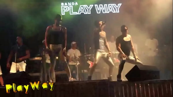 Play MP4 - Dan&ccedil;arino Dotado com roupa sexy em show