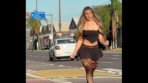 jacqueline fotografando pelas ruas com movimento