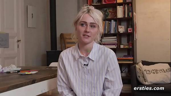 Nonton Ersties: Hally Spielt Mit Farben Und Mit Sich Selbst thumbnail