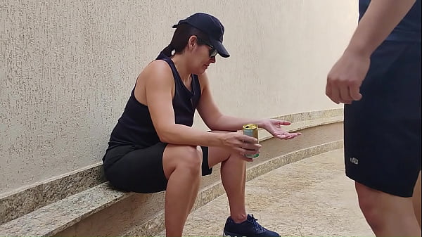 Amigo meteu o caralho na buceta da sapat&atilde;o machuda que n&atilde;o queria dar 