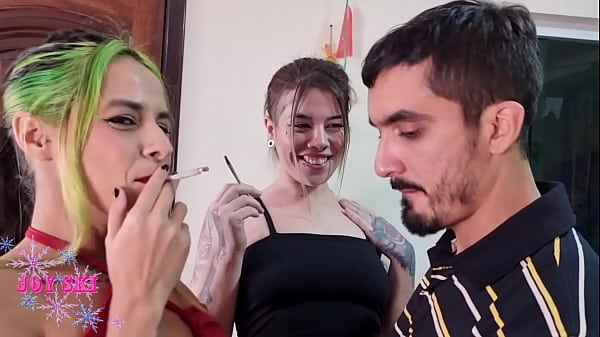 Amigas fodem a garganta depois da balada 