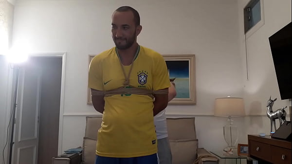 Victor &eacute; Um Jogador De Futebol Capturado Amarrado E Amorda&ccedil;ado Depois Do Jogo E Mantido Escondido Ballgagged Em Seu Uniforme De Futebol Behind The Scenes From Bondageman&reg; thumbnail
