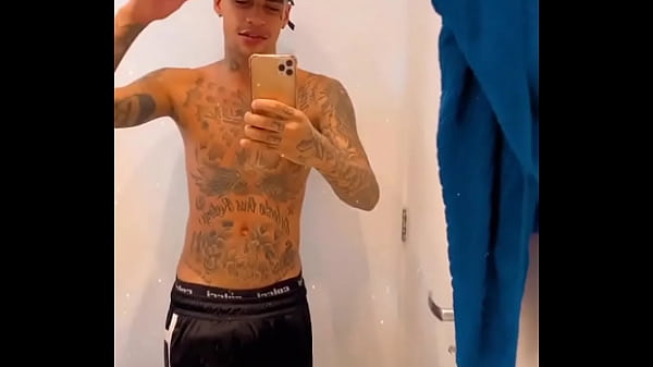 Cantor De Funk Excitado Em V&iacute;deo Do Instagram thumbnail