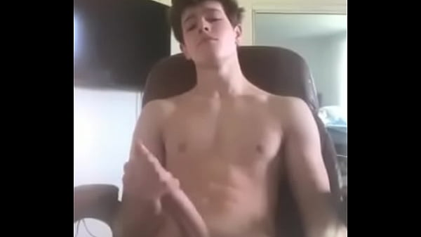 Muchacho se masturba en su habitacion rico 