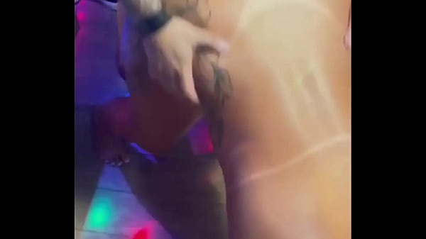 Amigo Do Corno Dando Um Trato Na Esposa thumbnail