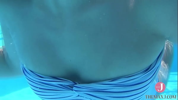 洗車しながらびしょ濡れの彼女にドキドキしてしまう thumbnail